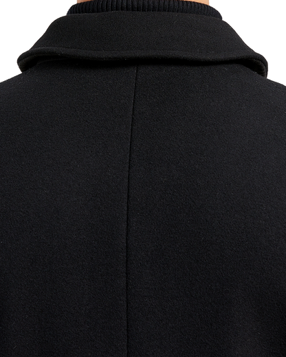 Schwarzer langer Mantel aus Wolle und Kaschmir mit versteckten Knöpfen